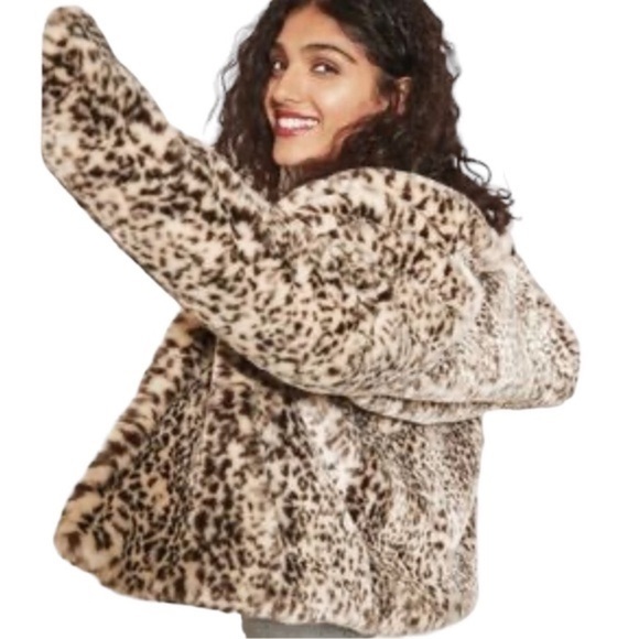 Banana Republic Jackets & Blazers - Banana Republic Factory Snow Leopard Faux Fur Cropped Jacket Size S